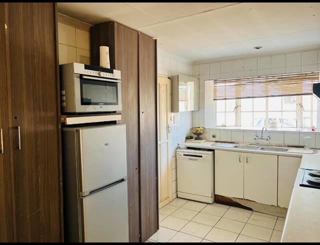 8 BEDROOM HOUSE FOR SALE IN BLOUBOSRAND